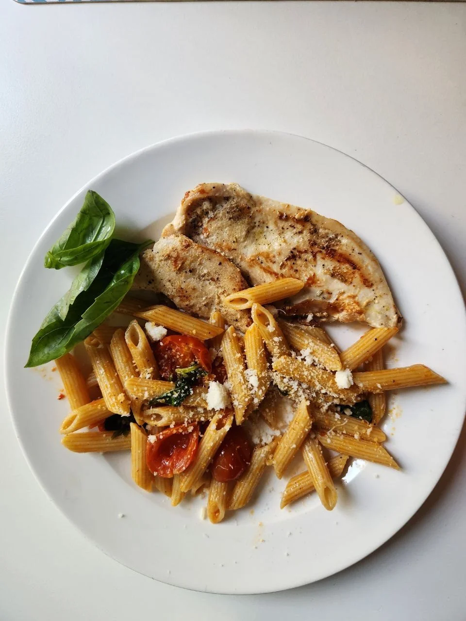 Penne with chicken and tomatoes